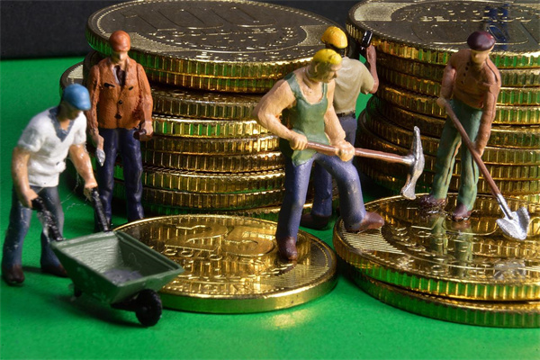 金价站上3300美元/盎司，有人抛售金饰一次净赚130万，回收商家却说生意难做
