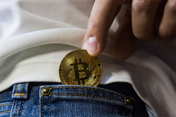 金价站上3300美元/盎司，有人抛售金饰一次净赚130万，回收商家却说生意难做